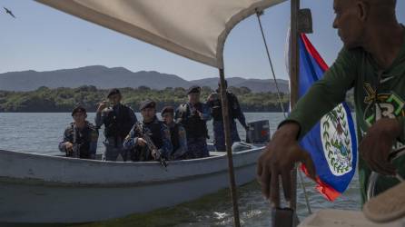 Personal militar guatemalteco (izq.) confronta a Voluntarios Territoriales Beliceños en el Río Sarstún este mes.
