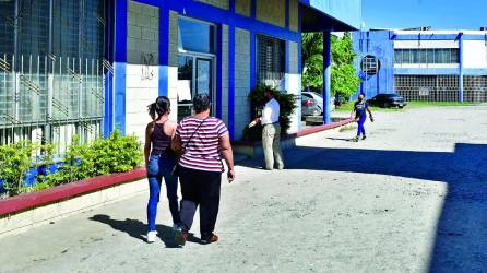 Padres e hijos acuden al Intae para solicitar la bolsa de matrícula. Foto: Héctor Edú.