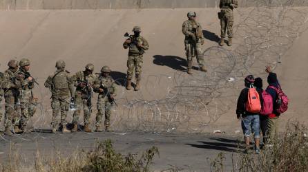 El Gobierno del estado estadounidense de Texas desplegó a lo largo del bordo del Río Bravo aproximadamente 400 elementos de la Guardia Nacional, intimidando con esto a los migrantes que se ubican del otro lado del río, en Ciudad Juárez, en el norteño estado de Chihuahua, un día después de que el Tribunal Supremo anunciara que se mantiene de momento el título 42, una norma sanitaria que permite la expulsión de la mayoría de migrantes.