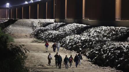 Un menor migrante fue lanzado desde el muro que separa a Tijuana de San Diego, informó la Patrulla Fronteriza.