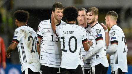 Jugadores de Alemania celebrando uno de los goles con el que sellaron su goleada ante Macedonia del Norte.