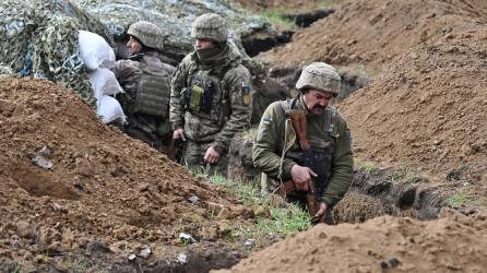 Militares ucranianos defienden posiciones contra las tropas rusas en Bajmut. Un video que muestra la decapitación de un prisionero de guerra en esta región causa indignación en la Comunidad Internacional.
