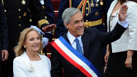 Piñera fue el primer presidente de derecha de Chile desde el fin de la dictadura de Pinochet. En la imagen junto a su esposa, Cecilia Morel, en su investidura en 2010.