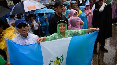 Manifestantes guatemaltecos protestan exigiendo la renuncia de la fiscal general, Consuelo Porras.