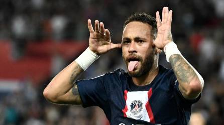 Neymar festejando uno de sus dos goles.