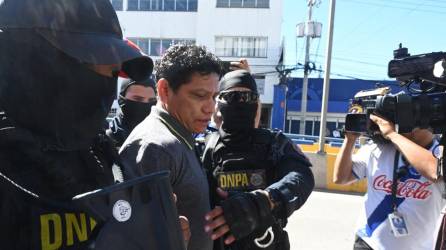 Miembros de la Dirección Antidrogas de la Policía trasladan a los tribunales de justicia al exfutbolista hondureño Oscar “Pescado” Bonilla, acusado de narcotráfico en Tegucigalpa.