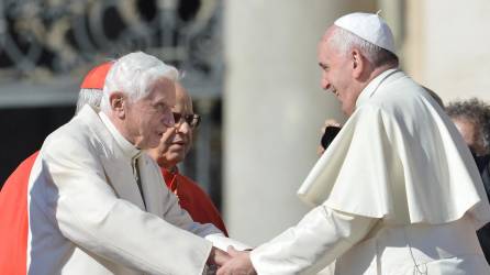 El Papa Emérito Benedicto XVI, un teólogo alemán cuya renuncia en 2013 tomó al mundo por sorpresa, murió el 31 de diciembre de 2022, a la edad de 95 años, anunció el Vaticano. (Foto de Tiziana FABI / AFP).