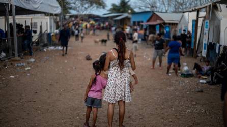 Una mujer de Venezuela que dijo haber sido víctima de violencia sexual en el lado panameño del Tapón del Darién.