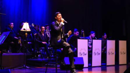 Daniel Ochoa demostró su versatilidad musical junto a la Big Band Jazz de SPS, interpretando géneros como la balada, boleros y “jazz”.