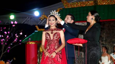 La Reina del Carnaval de La Ceiba Kiara Zablah (17) durante la coronación.