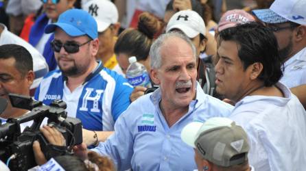”Tito” Asfura es recibido con aplausos y abrazos de personas que asistieron a la manifestación opositora de este sábado 11 de noviembre en Honduras.