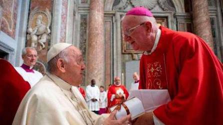 <b>Monseñor Miguel Lenihan</b> fue recibido en el <b>Vaticano por el papa Francisco.</b>