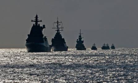 Los buques de guerra rusos iniciaron maniobras navales en el mar Negro.