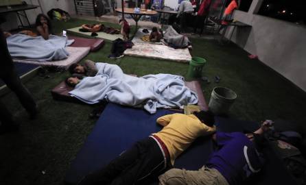 Personas migrantes de origen venezolano descansan en las instalaciones de la Iglesia en las Calles en Tegucigalpa (Honduras), en una fotografía de archivo.
