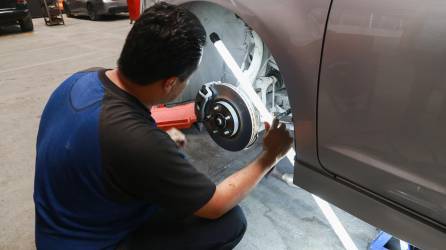 Frente a cualquier indicio de desperfectos acude con tu mecánico de confianza para asegurarte que tu auto esté en óptimas condiciones.