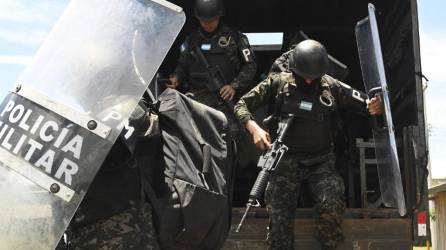 Elementos de la Policía Militar de Orden Público (PMOP) se preparan para tomar el control de los 21 penales de Honduras en la sede de la institución castrense en Las Pozas, 5 kilómetros al sur de Tegucigalpa.