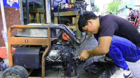<b>El taller de reparación de generadores se encuentra en la 10 calle, 4 avenida barrio Lempira. Foto: Melvin Cubas.</b>