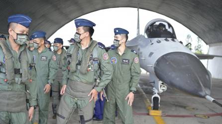 Pilotos taiwaneses se mantienen alerta ante el incremento de las tensiones con China por provocadoras maniobras militares.