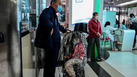 China ha abierto nuevas clínicas ante la saturación de los hospitales en el norte del país por el brote de enfermedades respiratorias. /AFP.