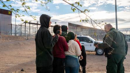 La Patrulla Fronteriza procesa a un grupo de inmigrantes en la frontera con Texas.