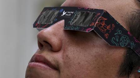 Expertos piden a las personas utilizar gafas especiales para observar el eclipse y evitar riesgos para la vista.