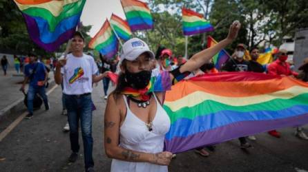 Miembros de la comunidad LGBTQI participan en una marcha en Caracas, Venezuela. EFE.