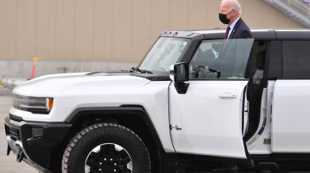 Biden se puso al volante de una GMC Hummer EV durante una visita a General Motors antes de su reunión con Trudeau y AMLO.