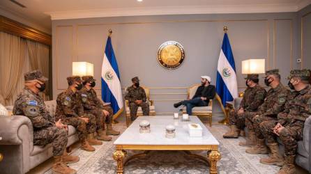 Bukele se reunió con los altos mandos de las Fuerzas Armadas de El Salvador para discutir temas de seguridad.