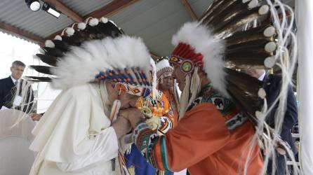 Francisco mostró su arrepentimiento por “el mal” causado por la Iglesia a los niños indígenas en Canadá y se disculpó personalmente con los representantes de los jefes de los pueblos originarios.