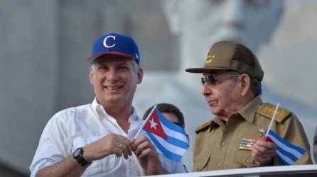El presidente Miguel Díaz-Canel presidente del Consejo de Estado y Raúl Castro. AFP