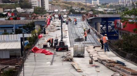 Las cuadrillas trabajan a tiempo completo para terminar el puente en las próximas semanas.