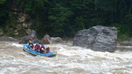 El rafting en los rápidos del río Cangrejal de La Ceiba, es uno de los muchos atractivos turísticos que ofrece La Ceiba para este feriado morazánico.