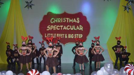 Los niños y niñas del tercer grado presentaron un baile con vestidos de renos y el alegre Santa Claus.