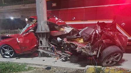 El conductor de un Camaro, que iba a exceso de velocidad, chocó contra dos carros y después contra un poste del tendido eléctrico en Periférico y Canal Nacional, en la alcadía Tlalpan, México.