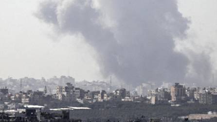Una fotografía tomada desde la ciudad fronteriza de Sderot, en el sur de Israel, muestra humo elevándose sobre los edificios en la Franja de Gaza durante un ataque israelí el 4 de noviembre de 2023.