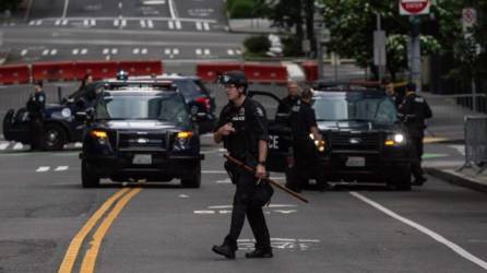 Los manifestantes se han instalado efectivamente en las calles que rodean una comisaría de policía desalojada. Foto: AFP