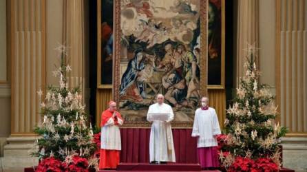 Este año debido a las medidas restrictivas por la pandemia y con una Italia confinada, el papa pronunció en el interior de la basílica y no asomado desde el balcón de la logia central su tradicional mensaje de Navidad.