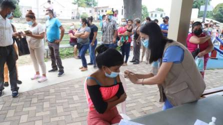 Durante la jornada en Chamelecón se aplicaron primeras y segundas dosis de vacunas contra el covid-19. Se priorizaron a las embarazadas y los adultos mayores. Fotos: Franklyn muñoz.