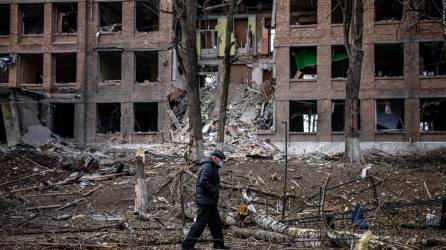 Un hombre camina frente a un edificio destruido después de un ataque con misiles rusos en la ciudad de Vasylkiv, cerca de Kiev, el 27 de febrero de 2022.