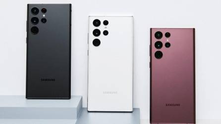 Tres modelos de Samsung Galaxy S22 Ultra.