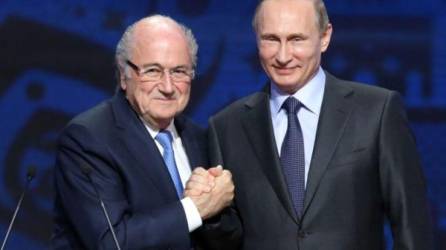 El suizo Joseph Blatter de 82 años aterriza hoy en Moscú para reunirse con el presidente ruso, Vladimir Putín y para ver ALGUNOS juegos del Mundial.