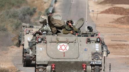 Soldados israelíes a bordo de vehículos blindados de transporte de tropas (APC) patrullando en una carretera principal cerca de la localidad de Kiryat Shmona, cerca de la frontera entre Israel y el Líbano, Israel, 31 de octubre de 2023.