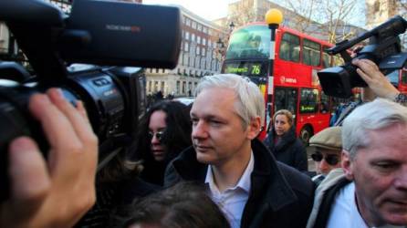 Julian Assange goza de la protección del gobierno de Ecuador en Londres, Reino Unido.