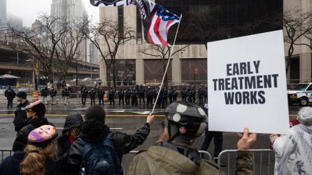 Las protestas de los manifestantes anti vacunas se multiplican en las principales ciudades de EEUU.