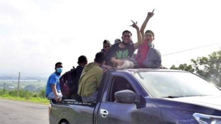 Un grupo participa en una nueva caravana de migrantes hoy viernes, a la altura del municipio de Naco Cortés. EFE/Jose Valle