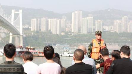 Las autoridades chinas anunciaron hoy que han encontrado a 71 metros bajo el agua el autobús que se precipitó el domingo al río Yangtsé tras caer de un puente en el municipio de Chongqing (suroeste) con 15 pasajeros a bordo. EFE