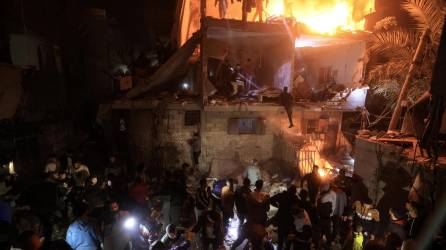 Gazatíes intentan rescatar a personas atrapadas tras un bombardeo en el sur de la Franja.