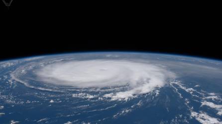 Los expertos aseguran que las aguas cálidas del Golfo de México serían el combustible para alimentar la formación de grandes huracanes y tormentas tropicales en el Atlántico. Fotografía: NHC/NOAA/EFE