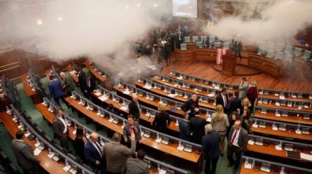 La oposición ultranacionalista de Kosovo lanzó gas lacrimógeno durante una sesión del Parlamento en Pristina. EFE