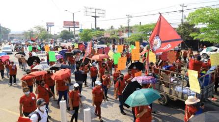 Trabajadores recorrieron parte de la primera calle de San Pedro Sula para conmemorar el Día del Trabajador. Fotos: Melvin Cubas y AFP